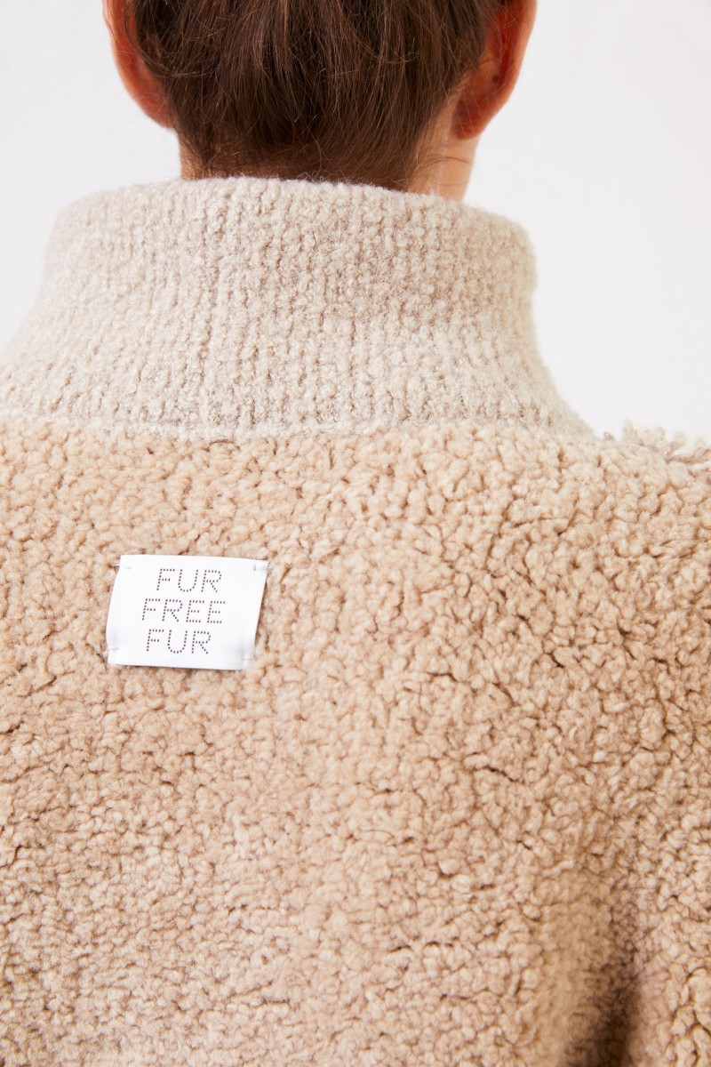 Kurze Faux Fur Jacke mit Detail Camel