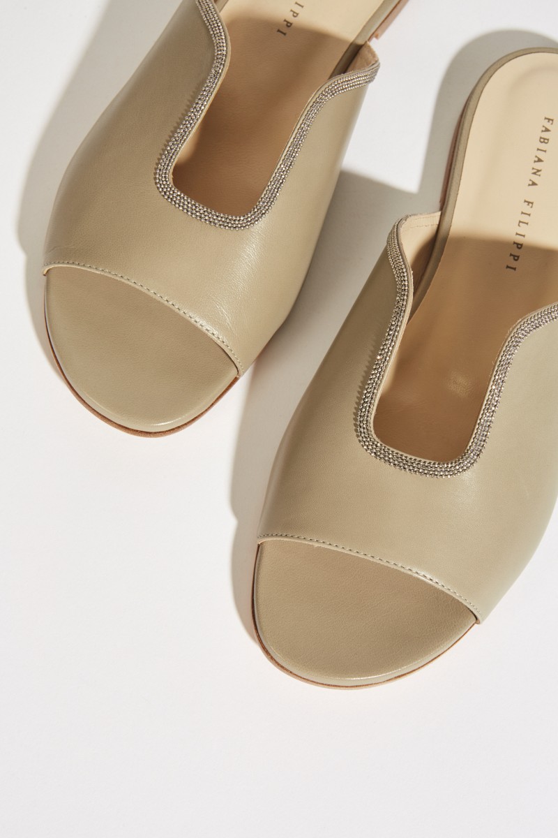 Leder-Sandale mit Perlenverzierung Taupe