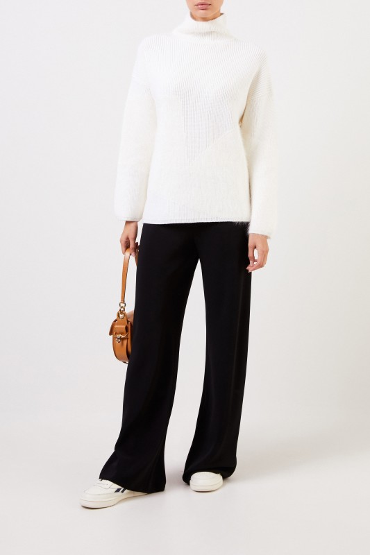 Wollpullover mit Stehkragen Crème