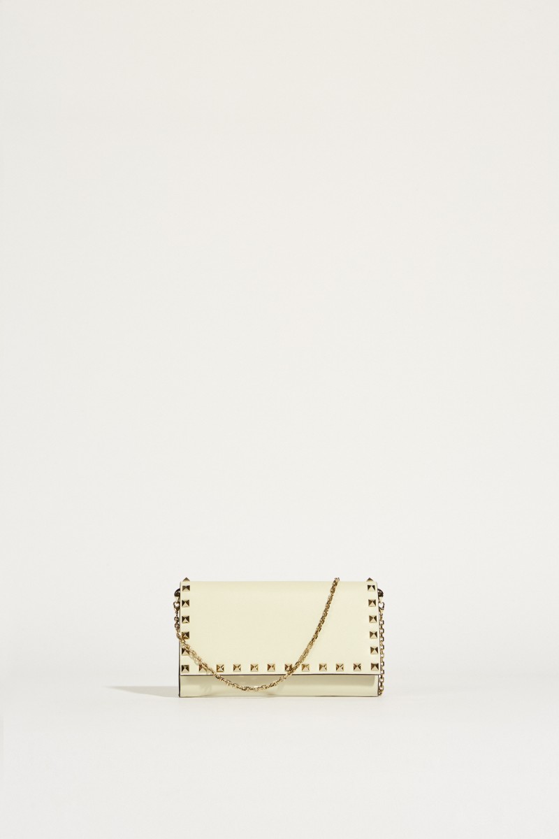 Schultertasche 'Rockstud Wallet' Crèmeweiß