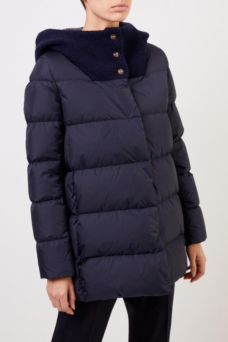 Herno Daunenmantel mit Strickdetails und Kapuze Marineblau