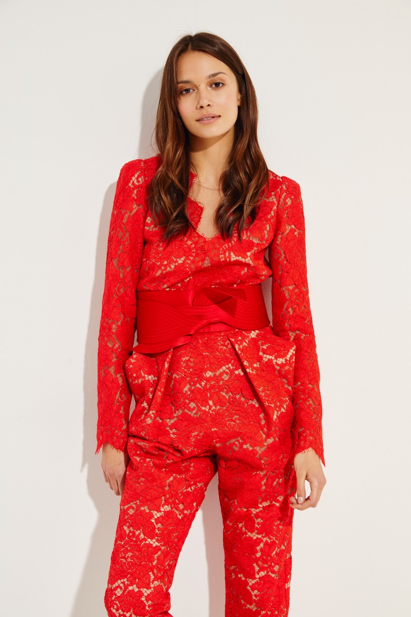 Spitzen-Jumpsuit mit Gürtel Rot