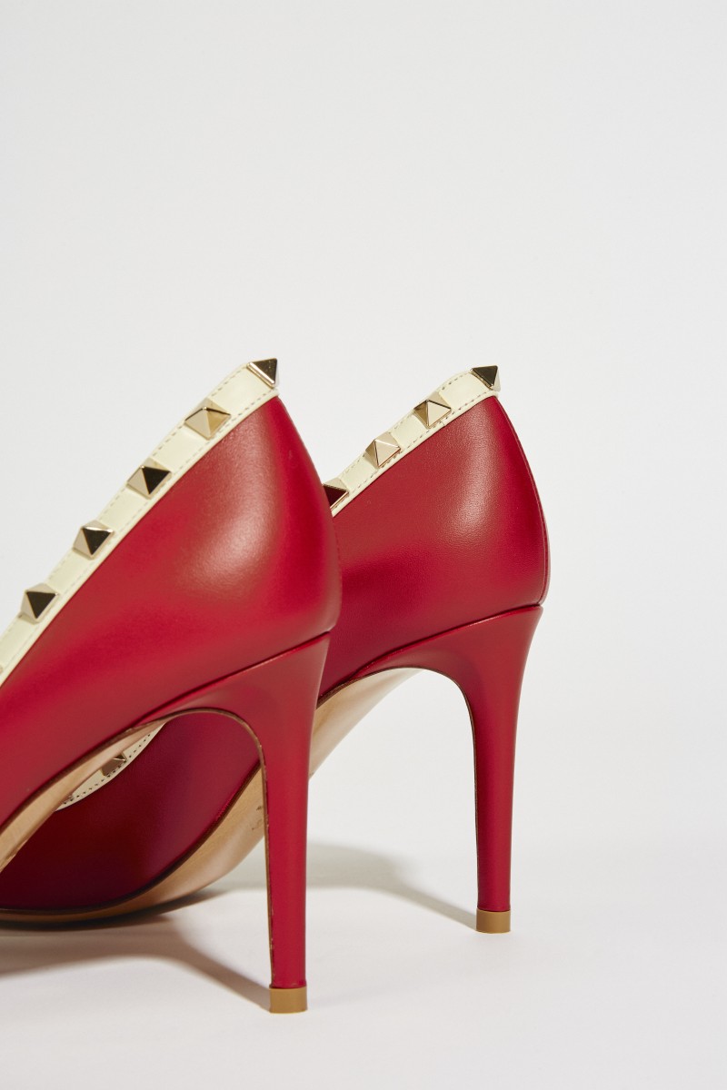 Leder-Pump mit Nietendetails Rot