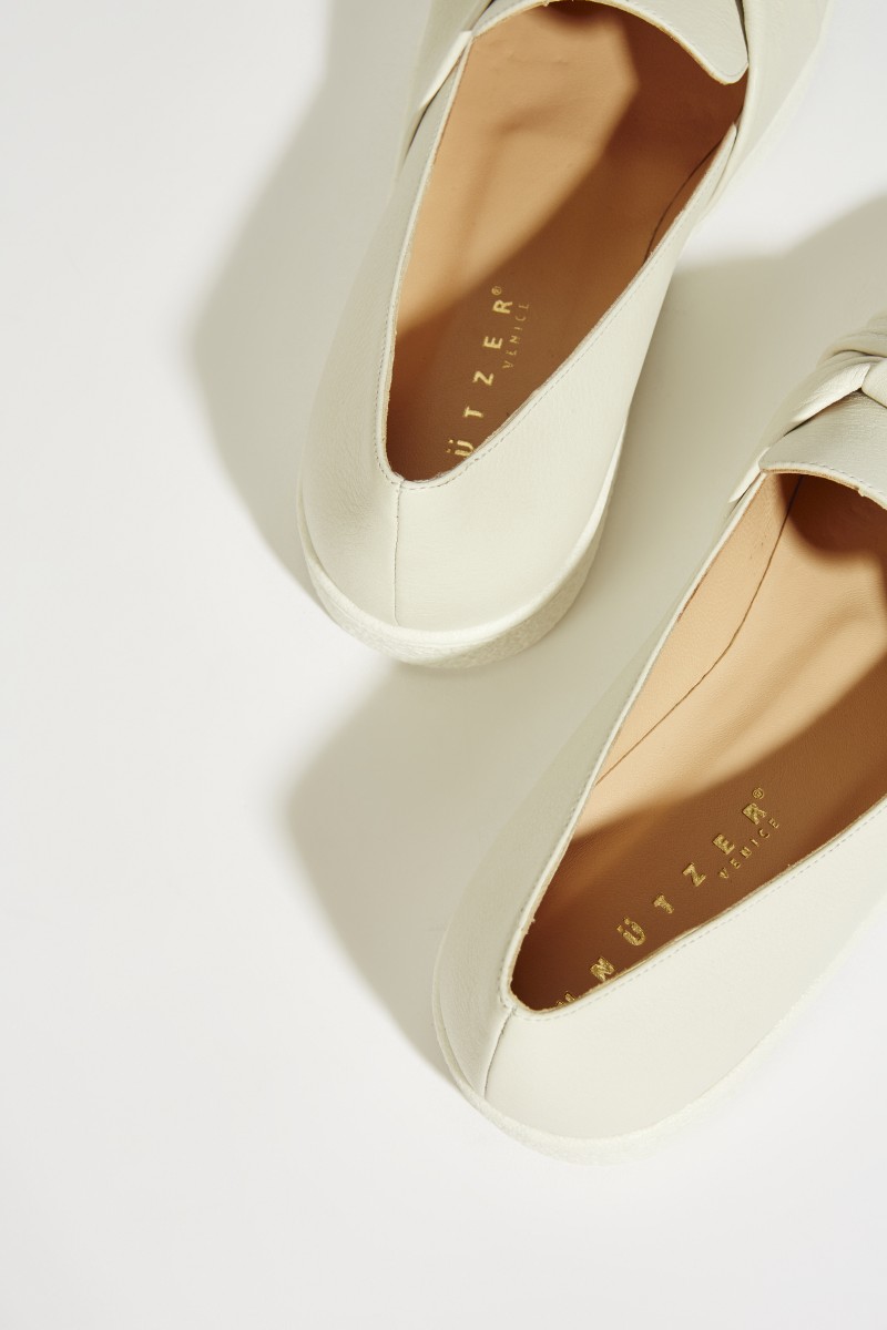 Leder-Slipper mit Knotendetail Grau