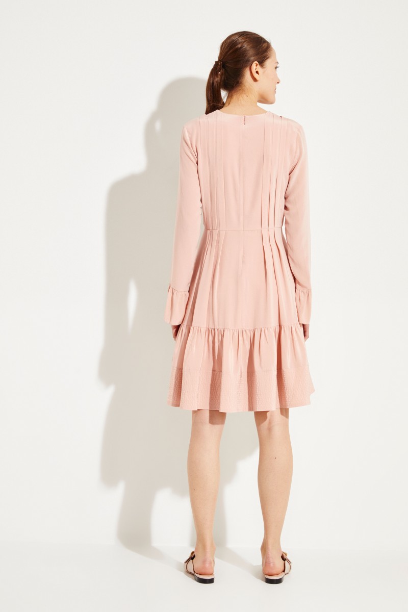 Seidenkleid mit Plissee-Details Rosé