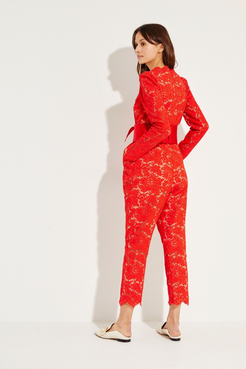 Spitzen-Jumpsuit mit Gürtel Rot
