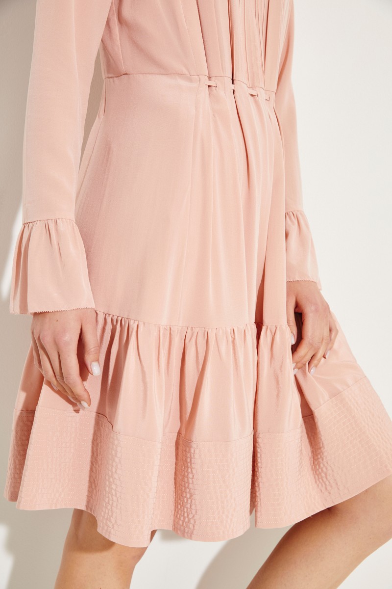 Seidenkleid mit Plissee-Details Rosé