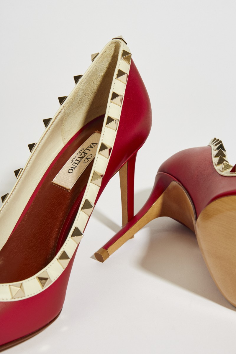 Leder-Pump mit Nietendetails Rot