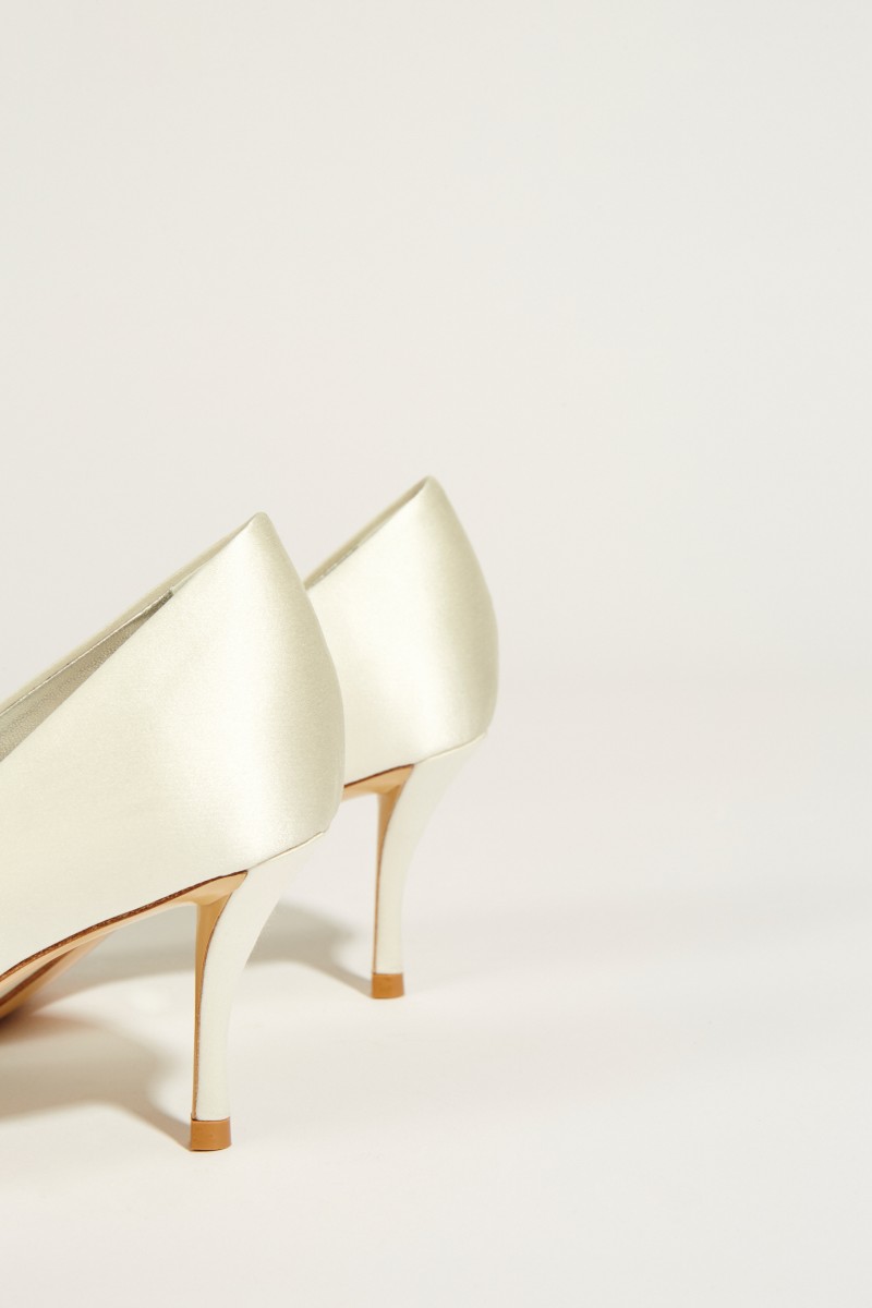 Pumps mit verzierter Schnalle Weiß