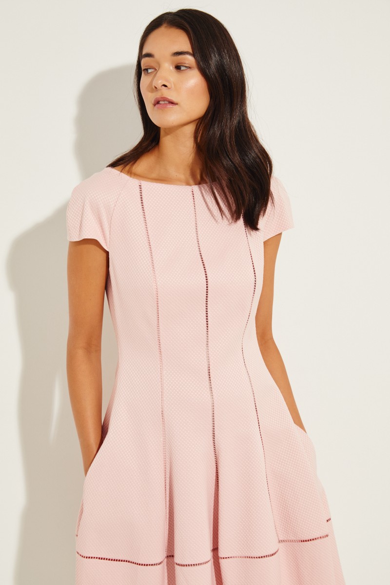 Kurzes Kleid mit Struktur Rosé