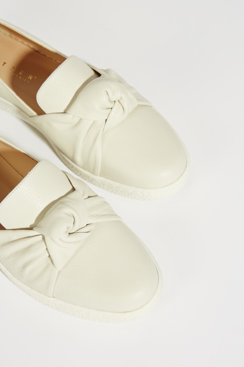 Leder-Slipper mit Knotendetail Grau