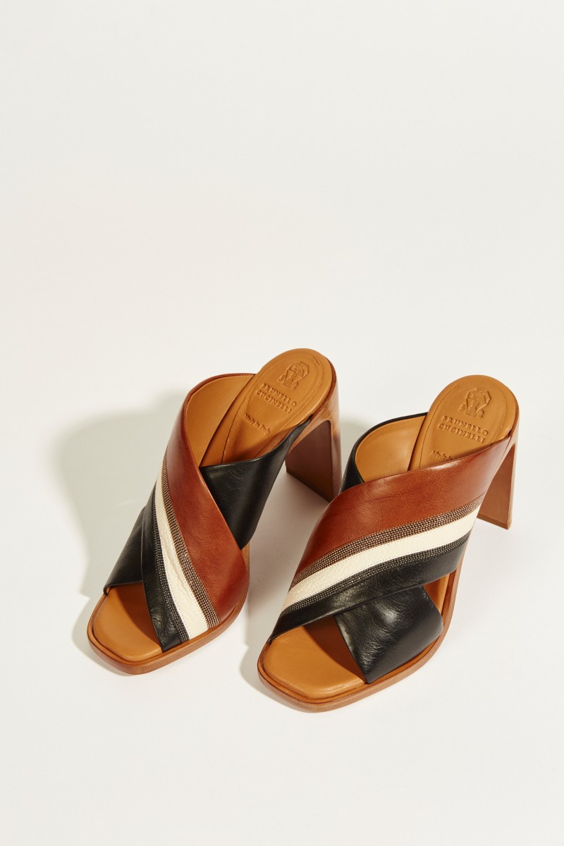 Leder-Sandale mit Absatz und Perlenverzierung Multi