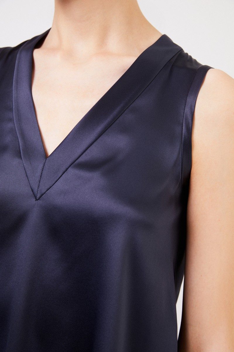 Brunello Cucinelli Seiden-Top mit V-Neck Marineblau