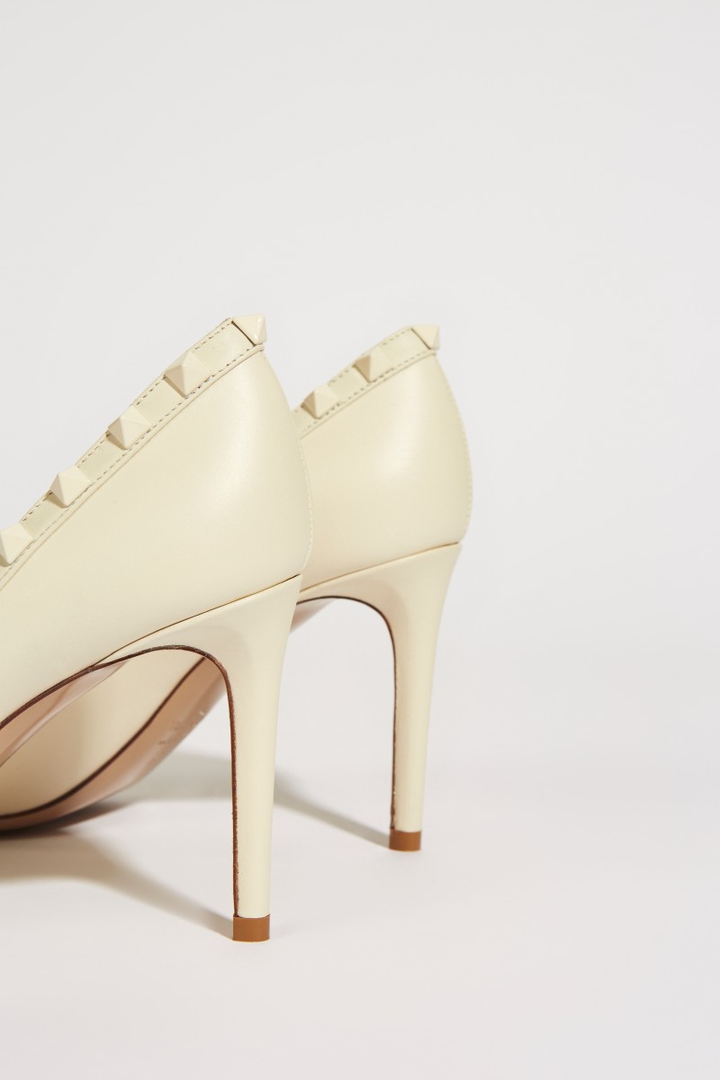 Nietenbesetzte Pumps 'Rockstud' Crème