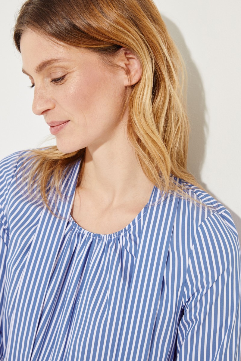 Gestreiftes Kleid mit Stickdetails Blau/Weiß