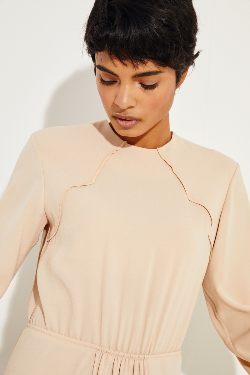 Kleid mit ausgestelltem Saum Beige