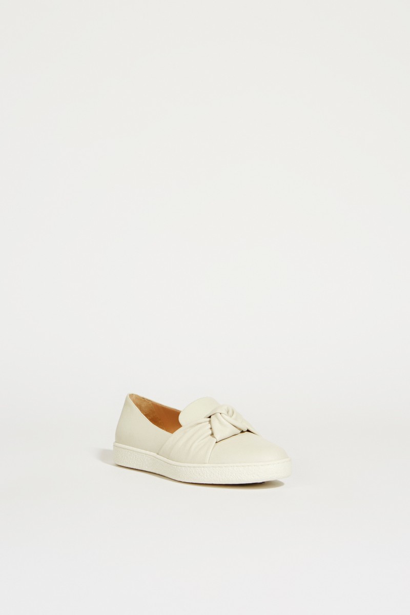 Leder-Slipper mit Knotendetail Grau