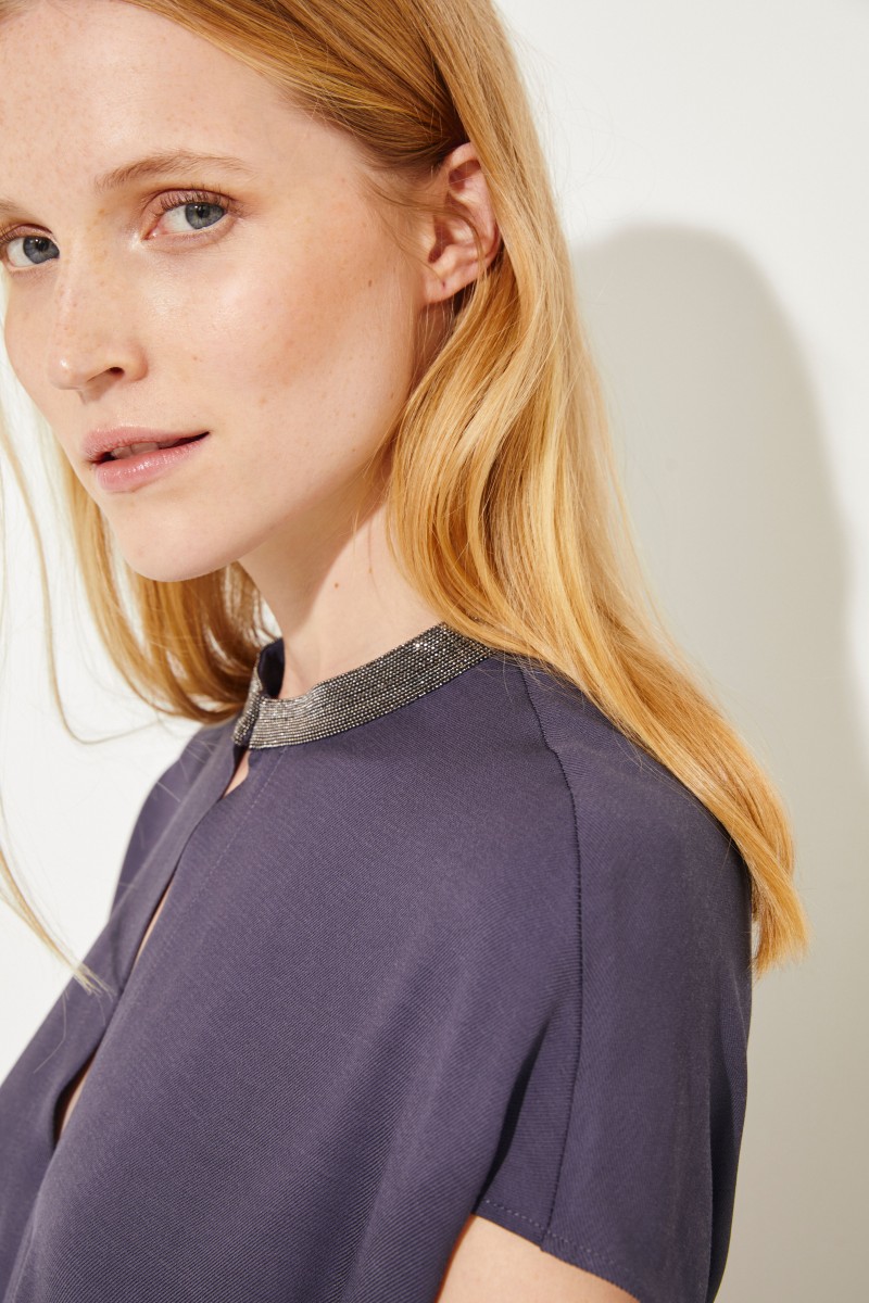 Kleid mit Perlenverzierung Grau