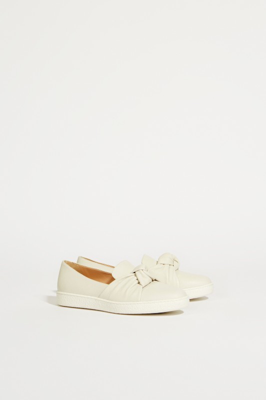 Leder-Slipper mit Knotendetail Grau