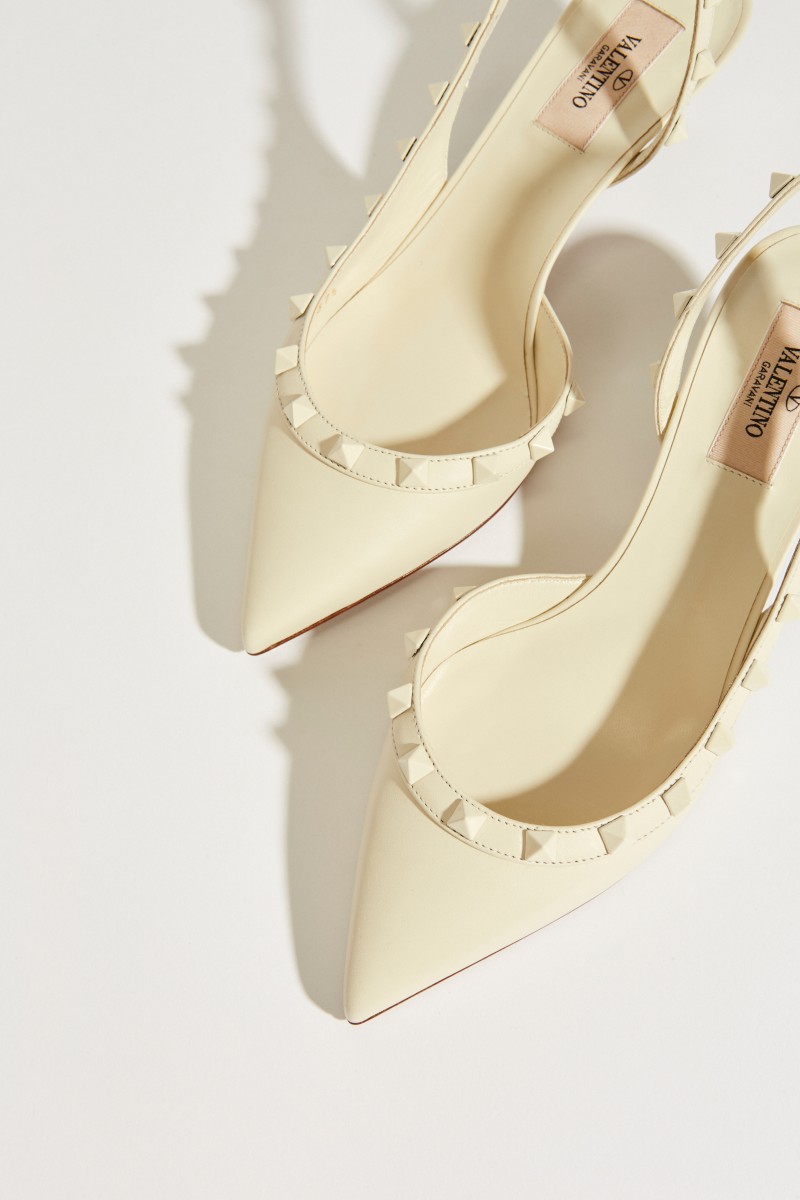 Slingback-Pump mit Nietendetails Weiß