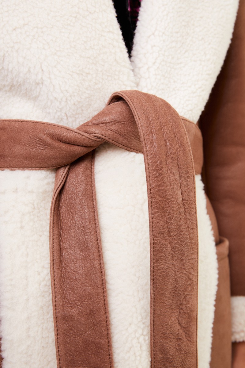 Loewe Lammfellmantel mit Gürtel Braun/Crème
