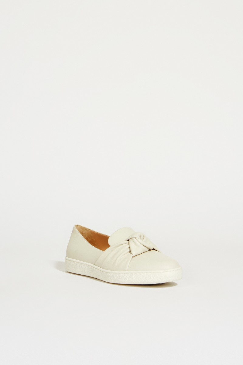 Leder-Slipper mit Knotendetail Grau