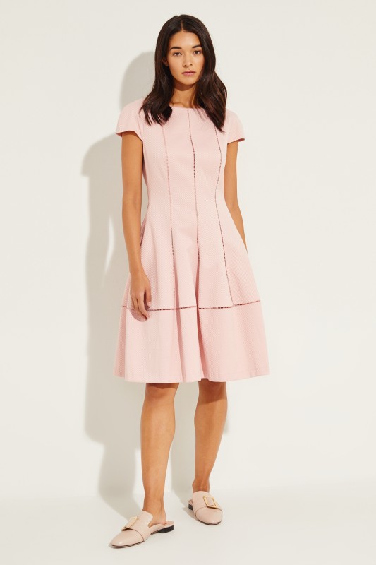 Kurzes Kleid mit Struktur Rosé