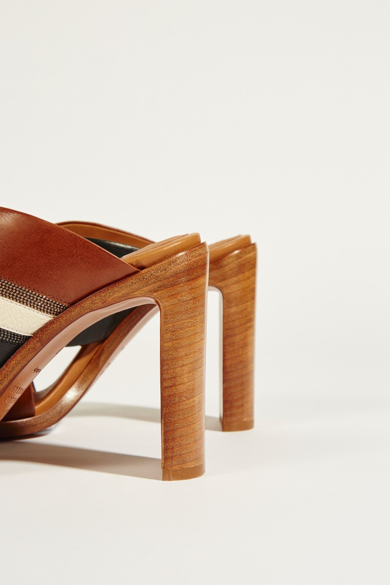 Leder-Sandale mit Absatz und Perlenverzierung Multi
