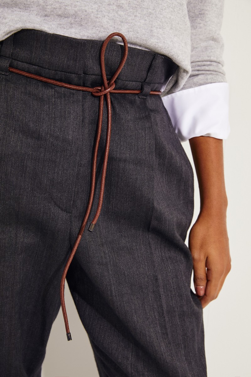 Baumwoll-Leinen-Hose mit Ledergürtel Grau