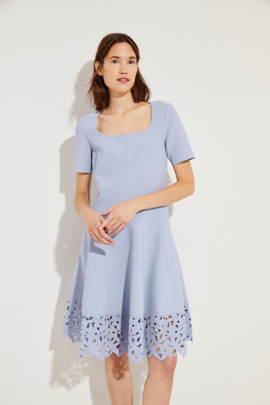 Strickkleid mit floraler Applikation Blau