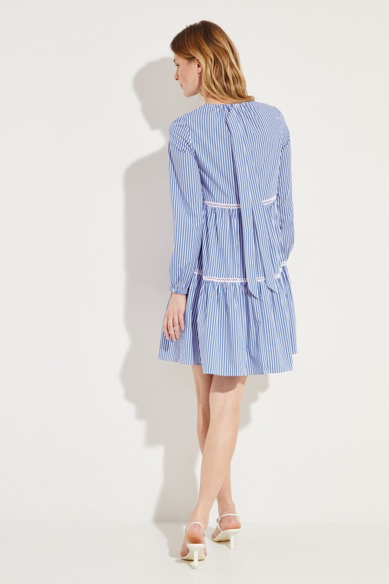Gestreiftes Kleid mit Stickdetails Blau/Weiß
