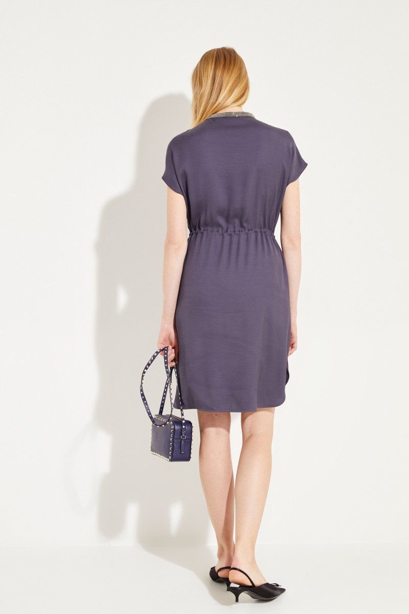 Kleid mit Perlenverzierung Grau