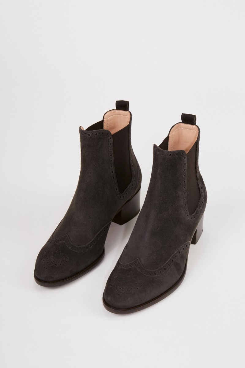 Unützer Veloursleder-Chelsea-Boot mit Budapestermuster Schlamm