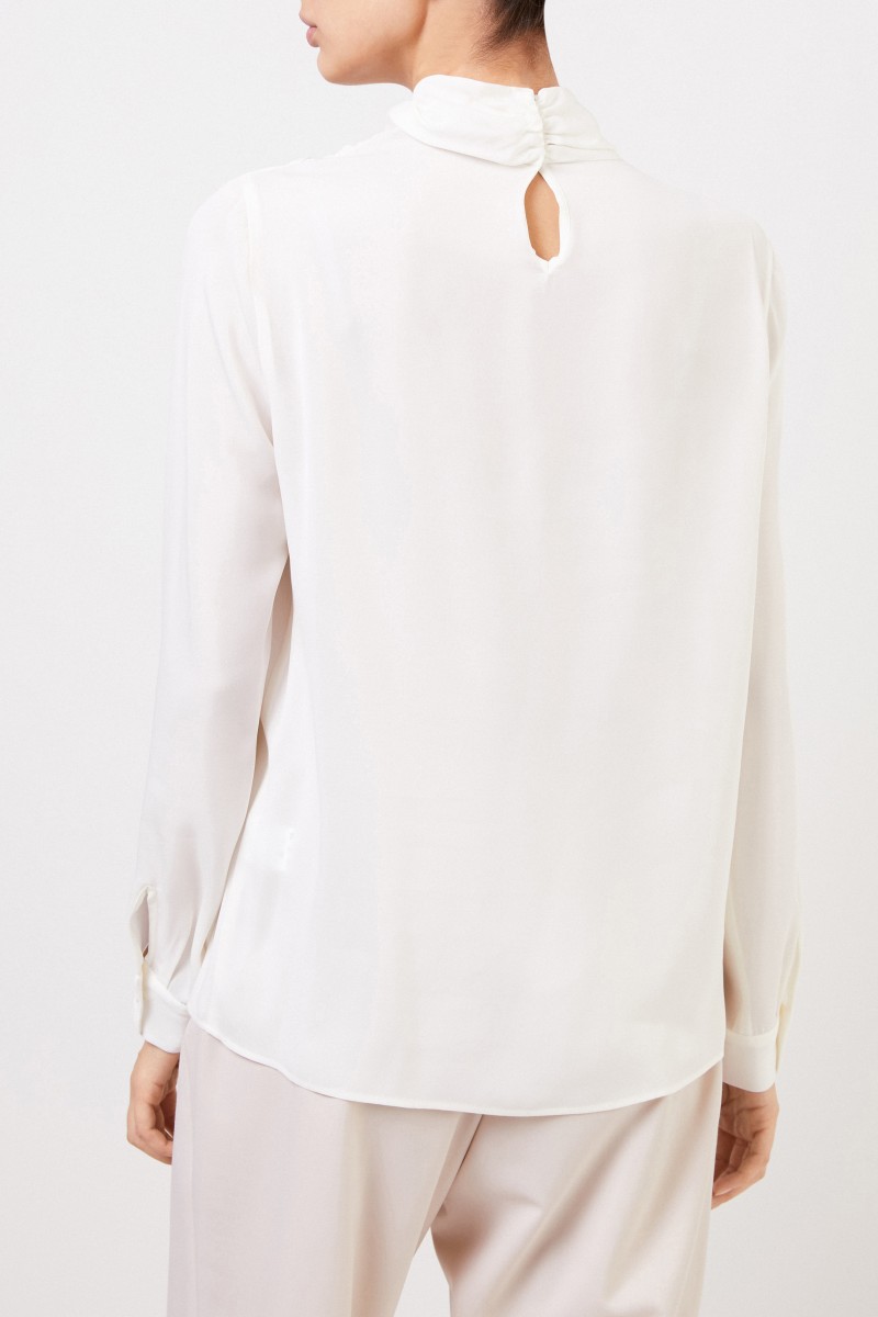 Fabiana Filippi Seidenbluse mit Turtleneck Crèmeweiß