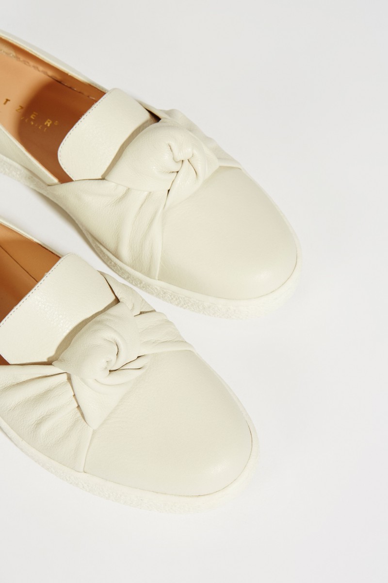 Leder-Slipper mit Knotendetail Grau