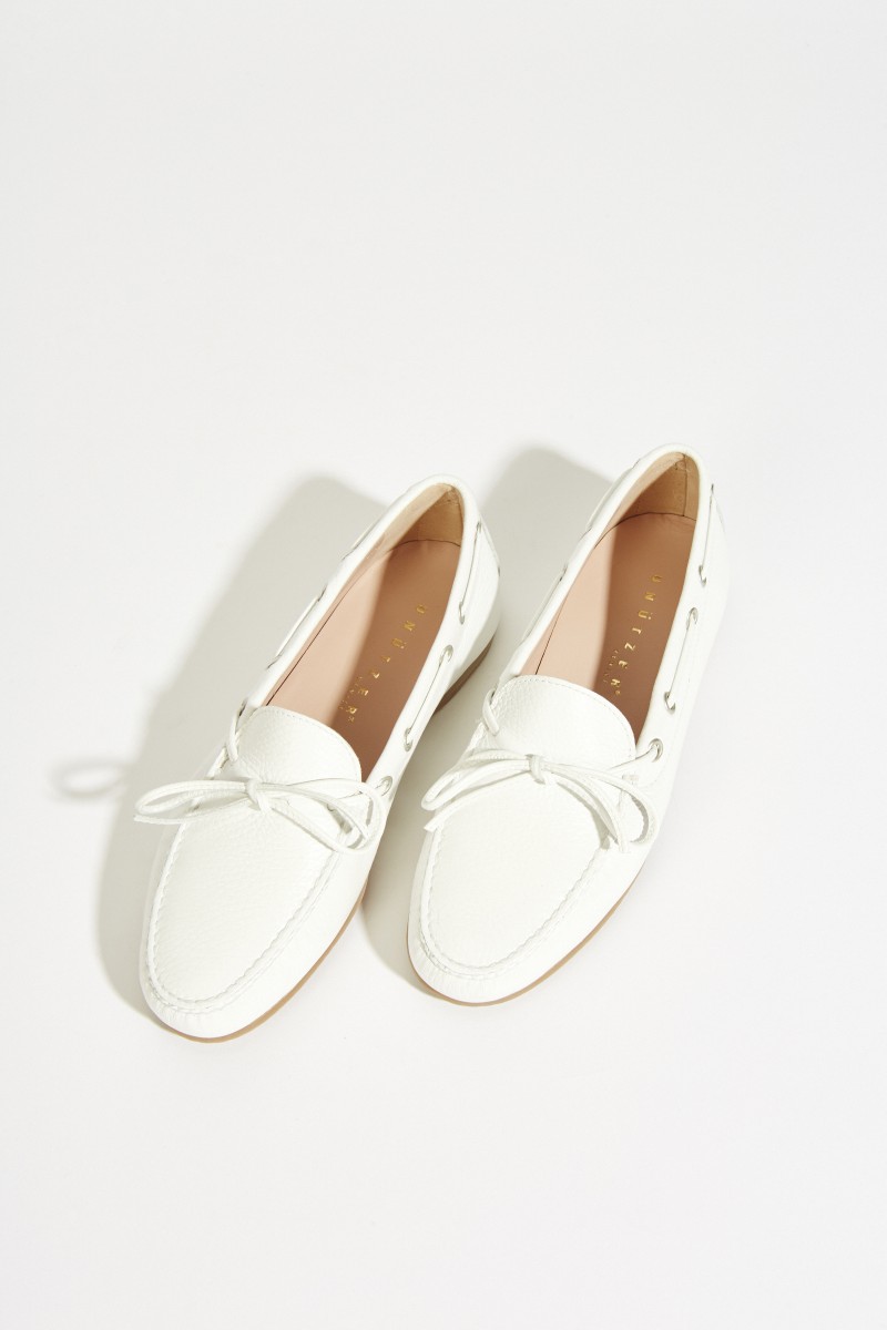 Leder-Schuh mit Schleife Weiß