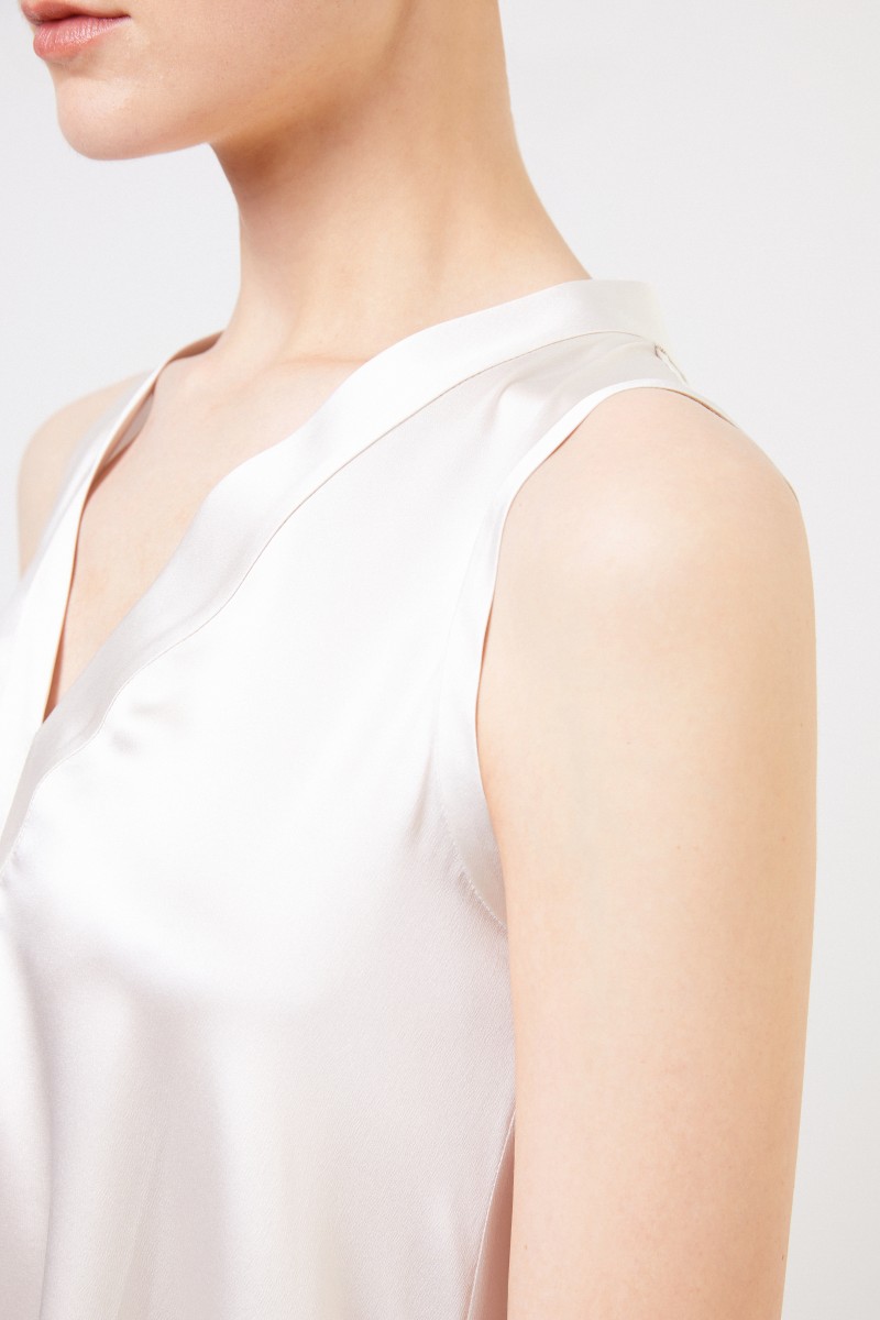 Brunello Cucinelli Seidentop mit V-Neck Vanille