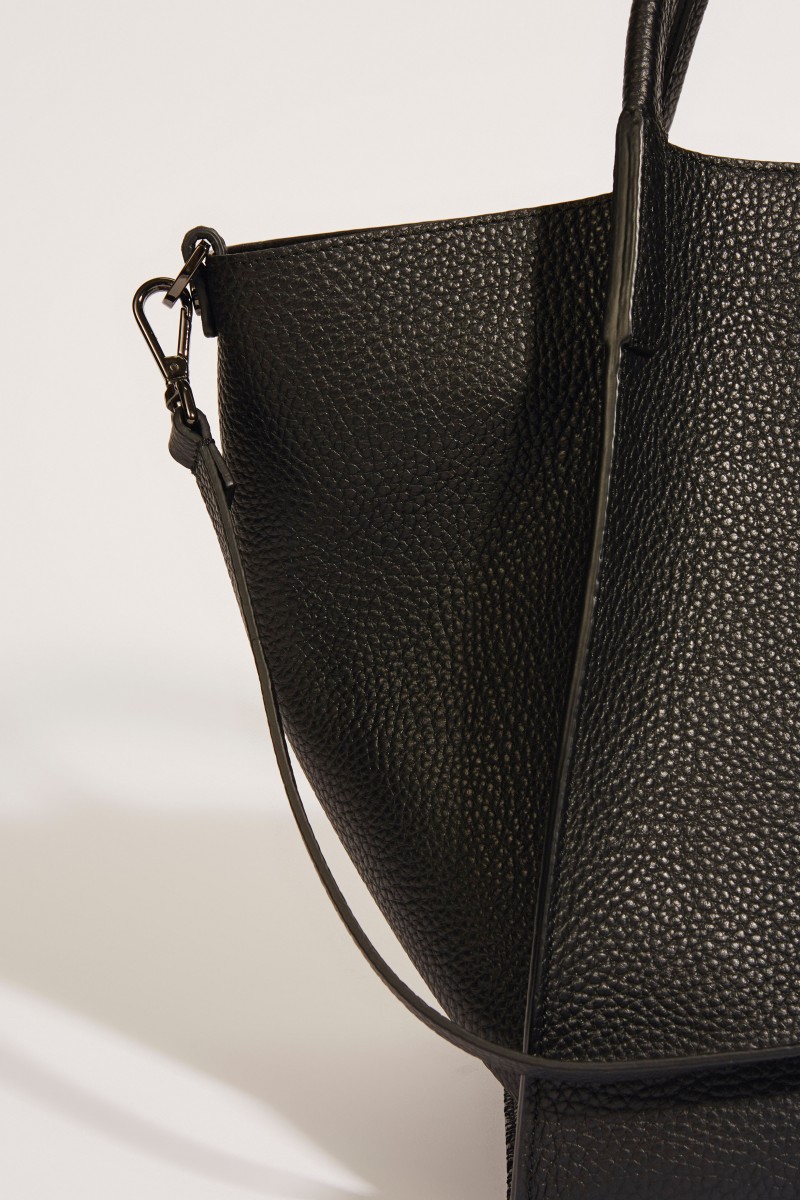 Leder-Handtasche 'Viola' mit perlenverzierter Lasche Schwarz