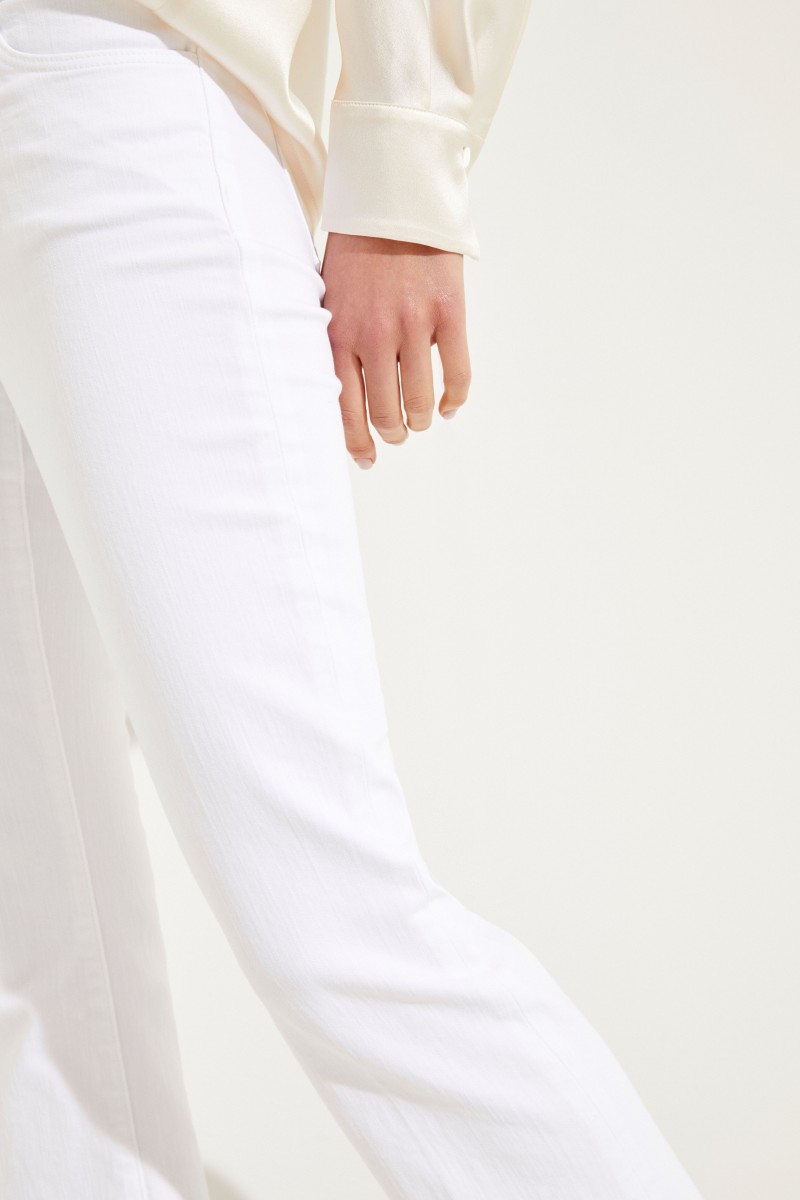 Jeans mit ausgestellten Säumen Weiß