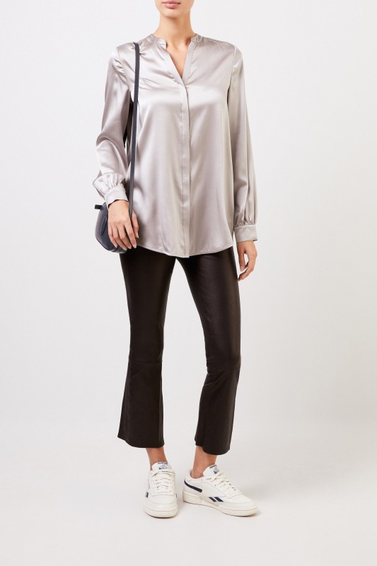 Seidenbluse mit Detail Grau