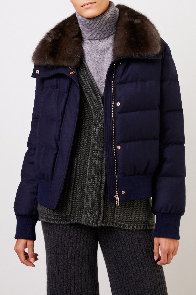 Yves Salomon Kurze Daunenjacke mit Fellkragen Marineblau
