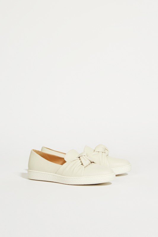 Leder-Slipper mit Knotendetail Grau