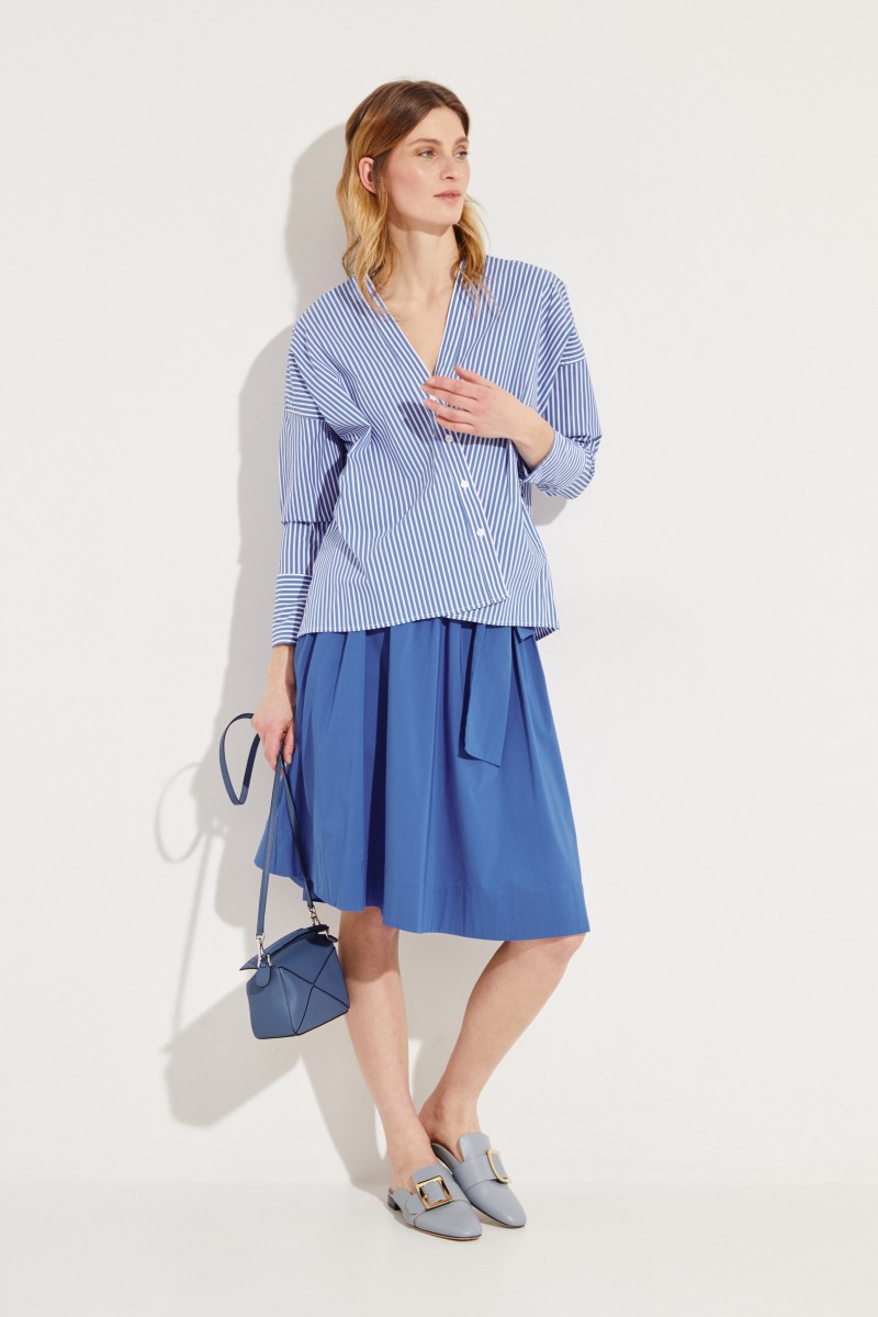 Bluse mit diagonaler Knopfleiste Blau/Weiß