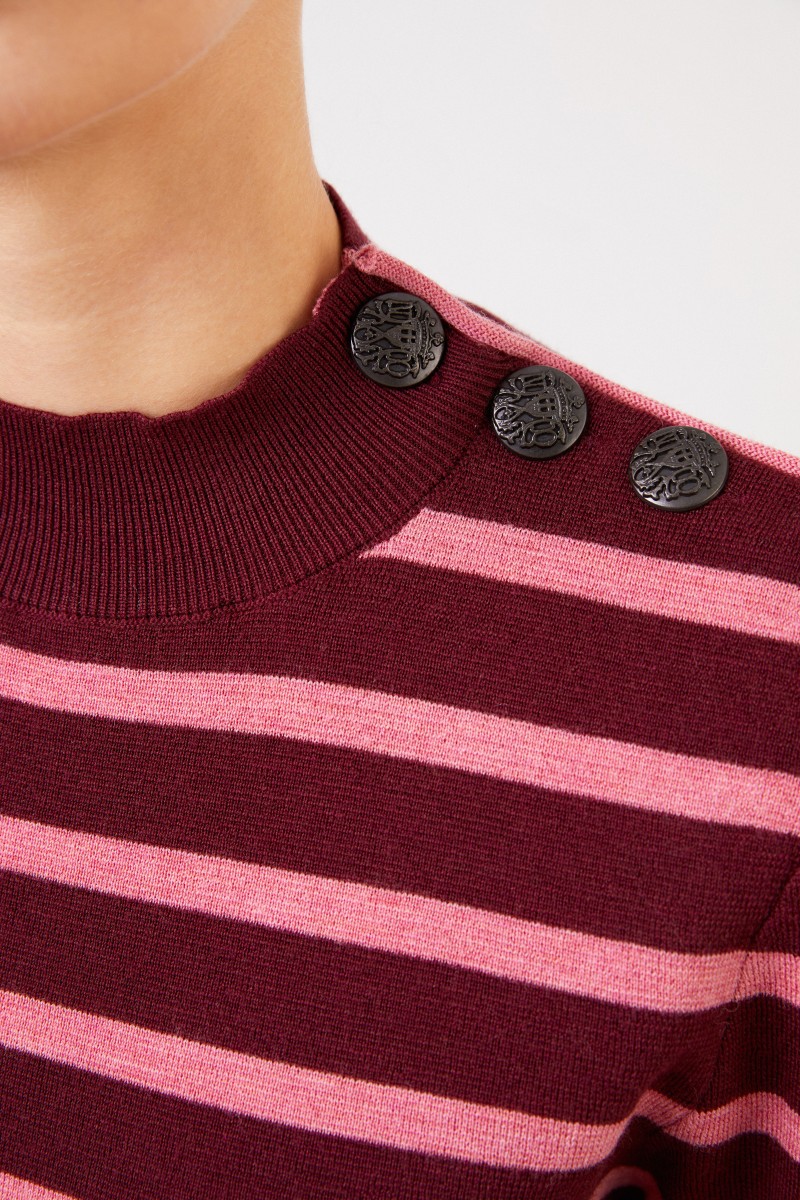 Stella McCartney Gestreifter Woll-Pullover mit Knopf-Detail Burgundy/Pink