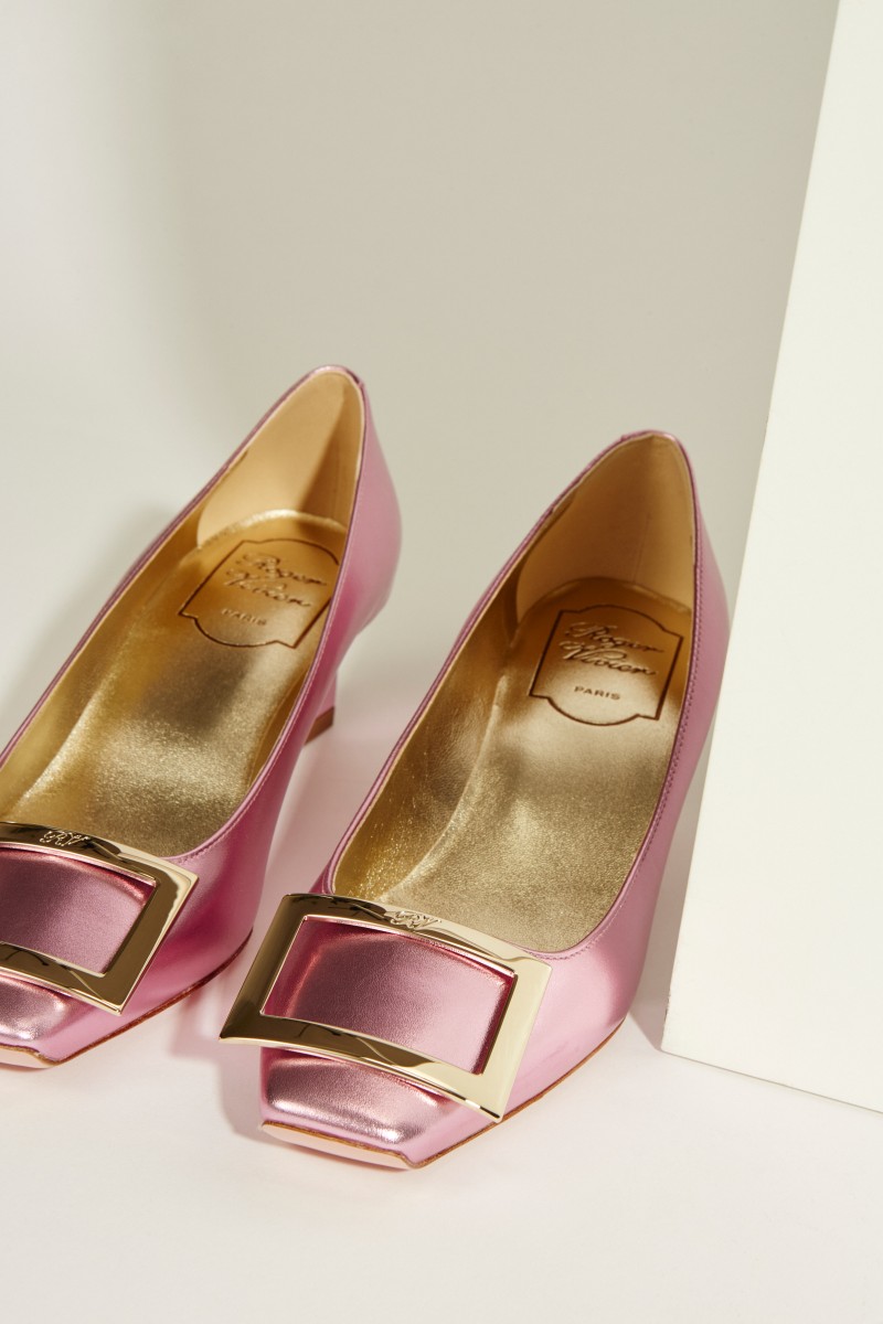 Leder-Pump 'Belle Vivier Trompette' mit Schnalle Rosé-Metallic