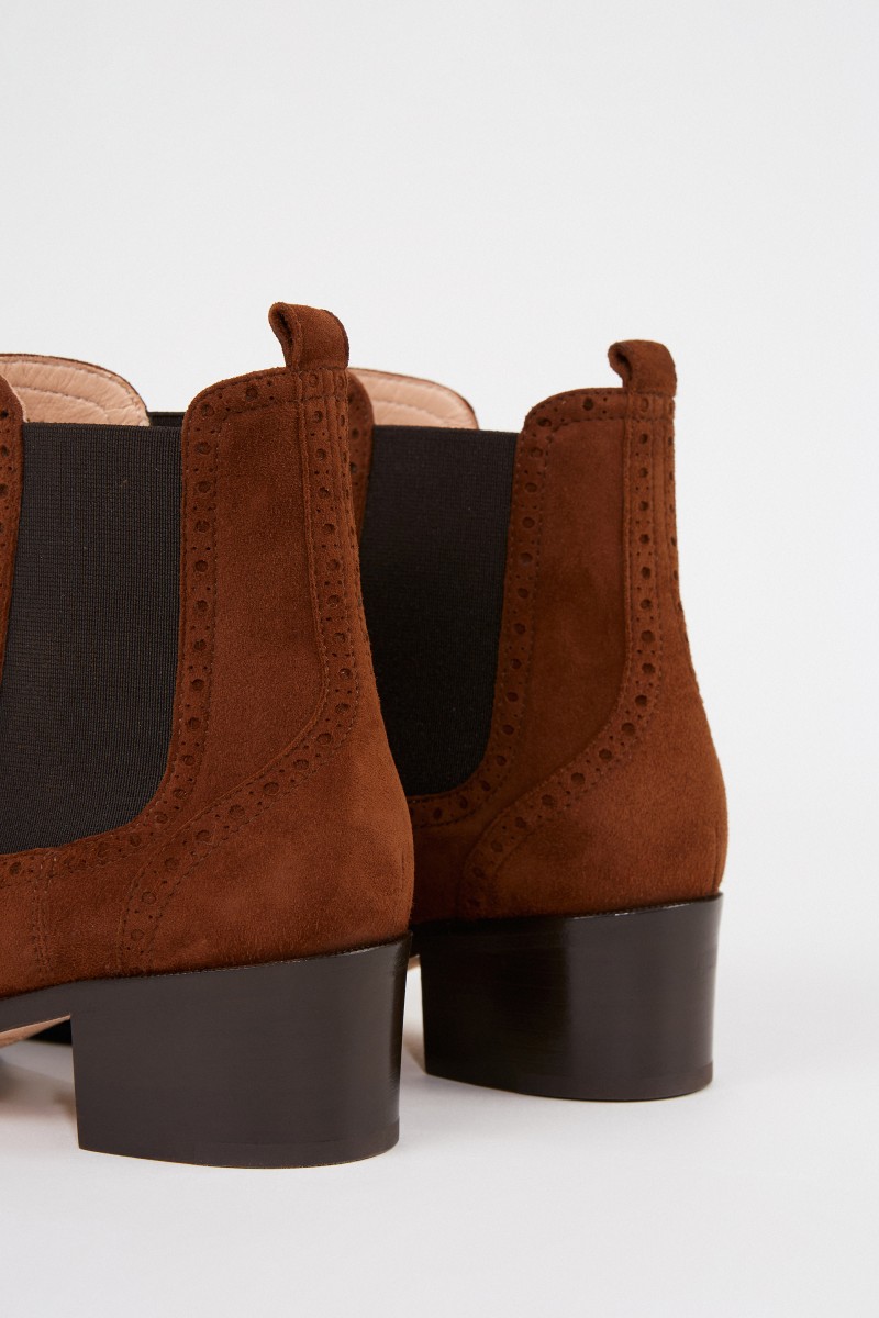 Unützer Veloursleder-Chelsea-Boot mit Budapestermuster Cognac