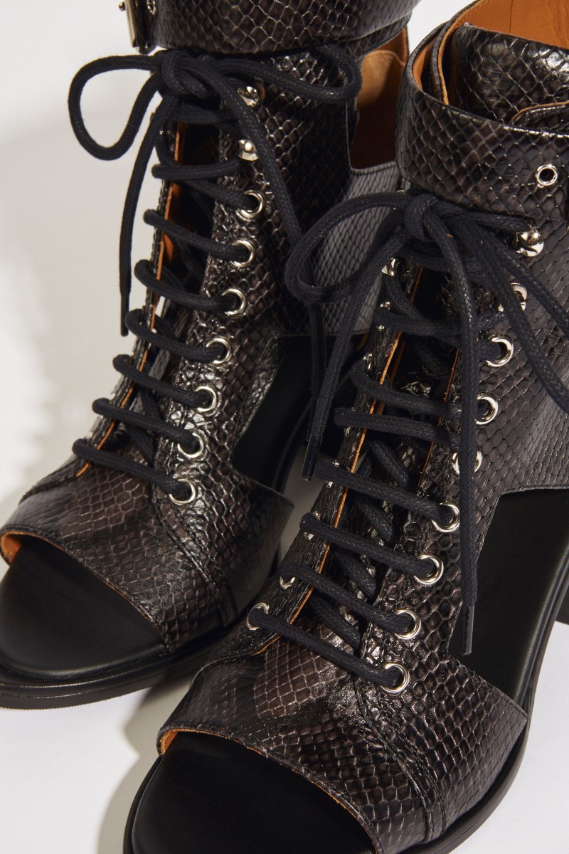 Ankle-Boots mit Cut-Outs Schwarz