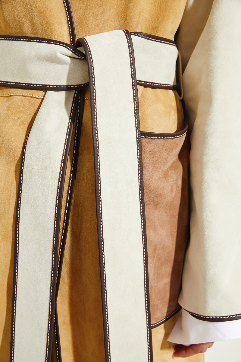 Veloursleder-Mantel mit abgesetzten Saumkanten Beige