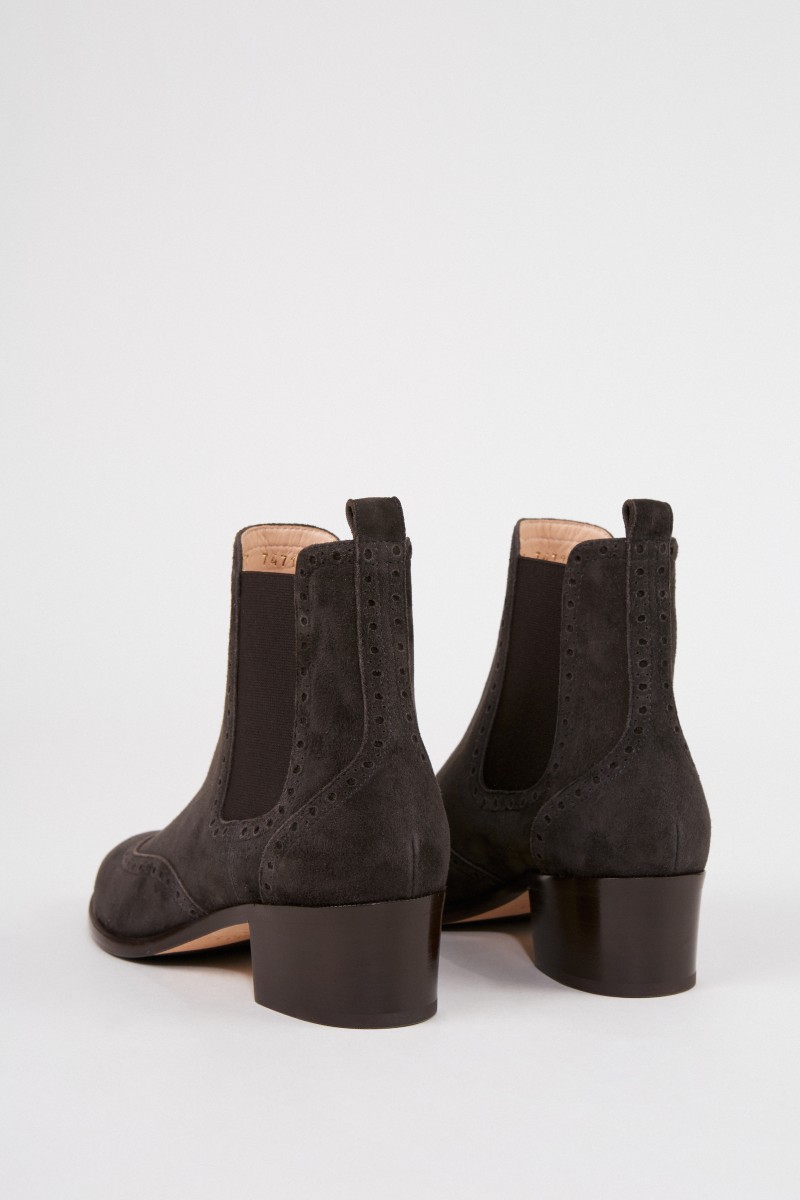 Unützer Veloursleder-Chelsea-Boot mit Budapestermuster Schlamm
