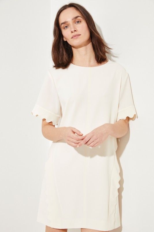 Kurzes Kleid mit Muschelsaumkanten Buttercream